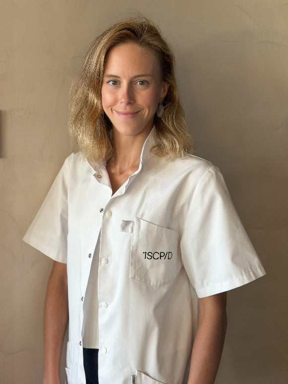 Dr Charlotte Raepsaet en blouse de laboratoire 1SCP/D