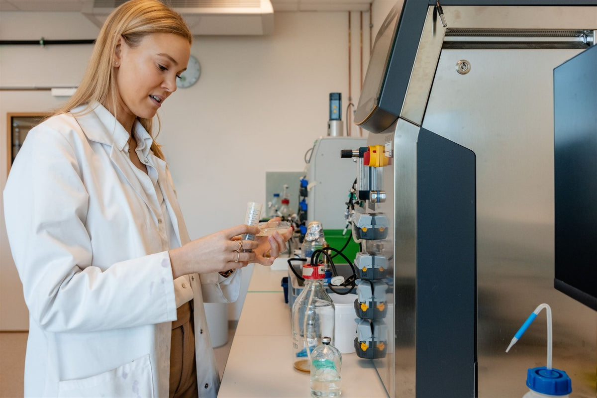 Norah au travail dans le laboratoire