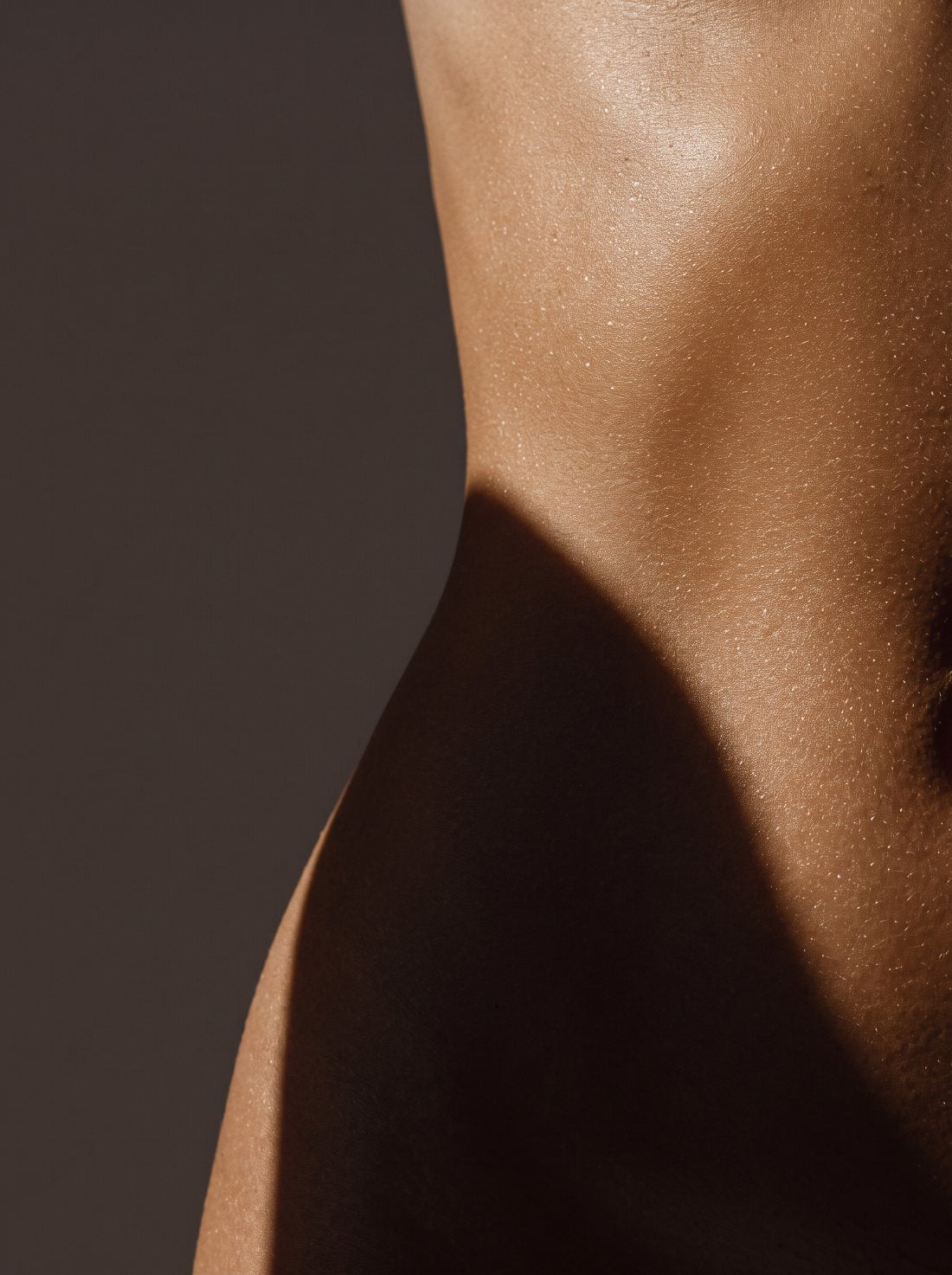 Gros plan d'une taille dans une lumière chaude